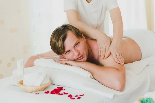 Unge Man Som Masserar Ryggen Den Kvinnliga Spa Personalen Gav — Stockfoto