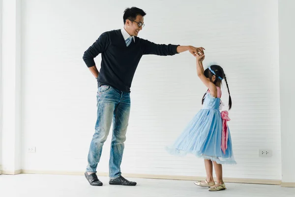 Seorang Ayah Dan Anak Perempuan Asia Menari Ayah Mengajarkan Anak — Stok Foto
