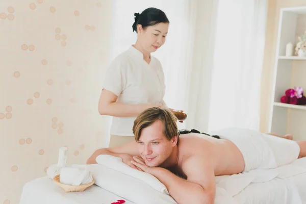 Een Jongeman Gelukkig Ontspannen Met Een Hete Stenen Therapie Spa — Stockfoto