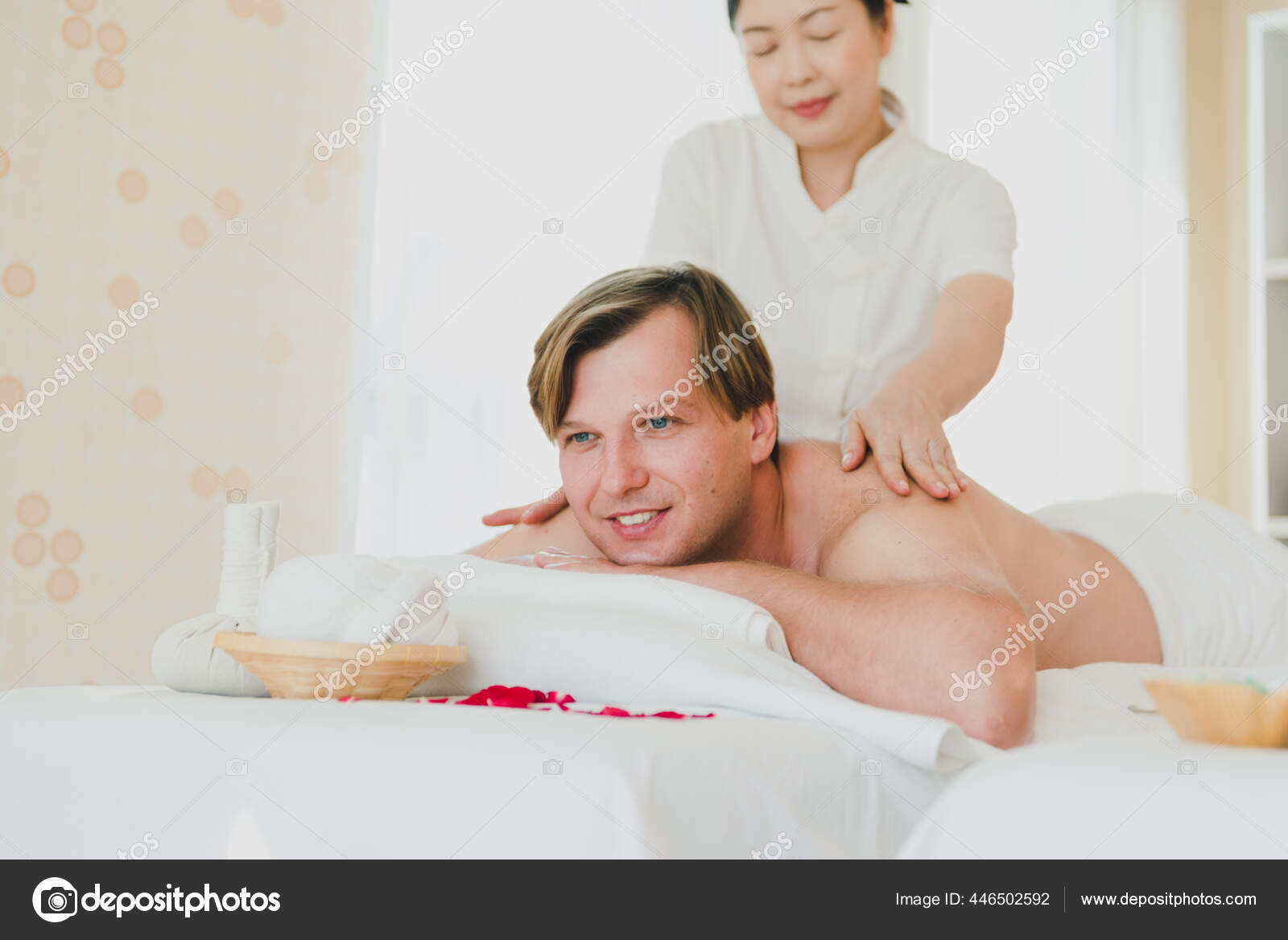 若い男がマッサージをしている 女性のスパスタッフは彼にマッサージを与えた スパでリラックスした気分のために ストック写真 C Tong Nawarit 若い男がマッサージをしている 女性のスパスタッフは彼にマッサージを与えた スパでリラックスした気分のために ストック写真 C Tong Nawarit