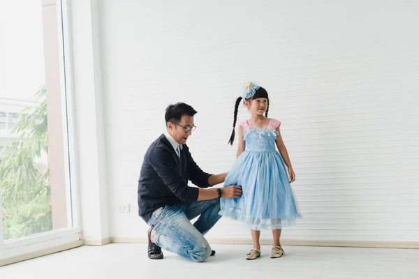 Een Aziatische Vader Dochter Dansen Vader Leert Dochters Dansen Een Rechtenvrije Stockafbeeldingen