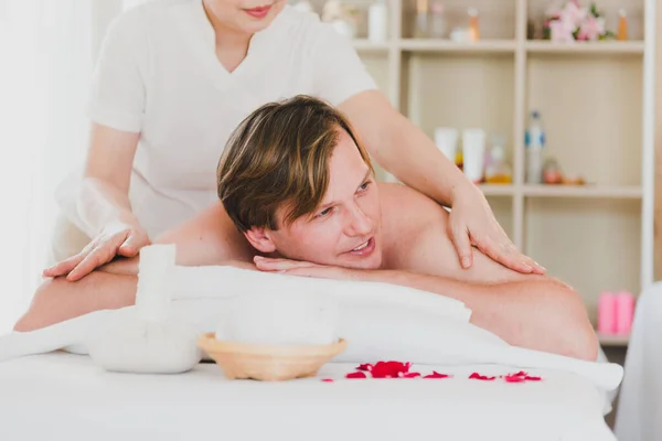 Unge Man Som Masserar Ryggen Den Kvinnliga Spa Personalen Gav — Stockfoto