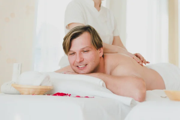 Unge Man Som Masserar Ryggen Den Kvinnliga Spa Personalen Gav — Stockfoto