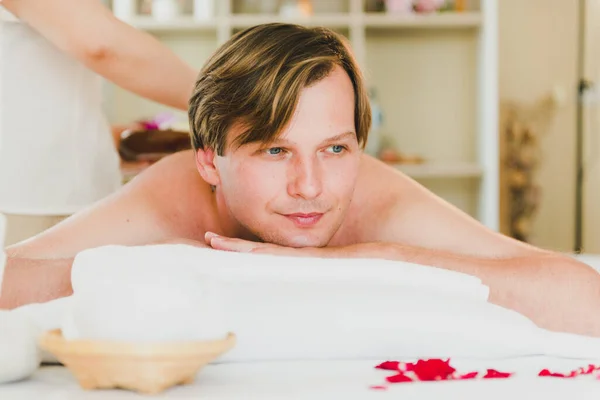 Unge Man Som Masserar Ryggen Den Kvinnliga Spa Personalen Gav — Stockfoto