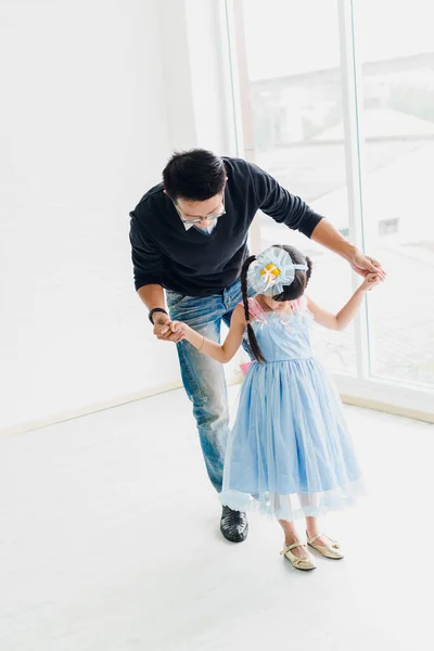 Een Aziatische Vader Dochter Dansen Vader Leert Dochters Dansen Een Rechtenvrije Stockfoto's