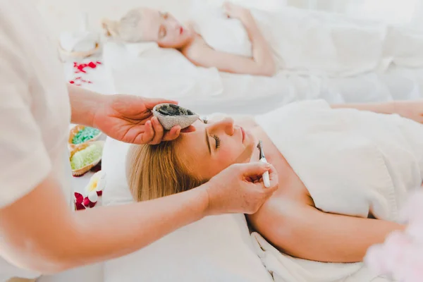 Een Jonge Vrouw Met Een Zwart Moddermasker Spa Voor Gezichtsbehandeling Stockfoto