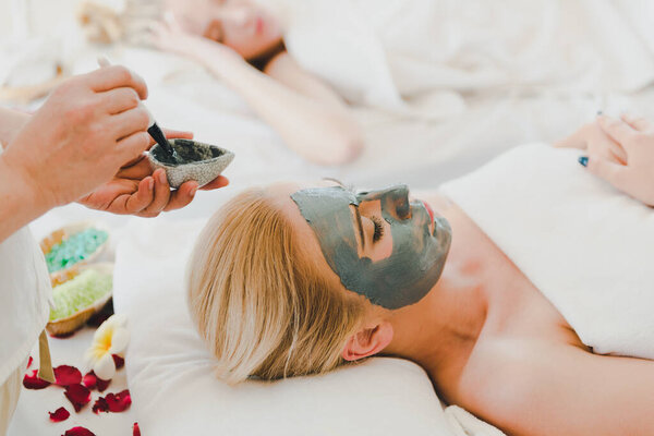 Young Woman Using Black Mud Mask Spa Facial Treatment Spa Royalty Free Stock Photos