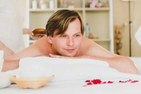 Jongeman Doet Een Rugmassage Het Vrouwelijke Spa Personeel Gaf Hem Stockfoto