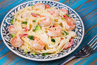 Kremalı karides ve brokoli spagetti