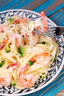 Kremalı karides ve brokoli spagetti