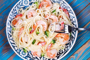 Kremalı karides ve brokoli spagetti