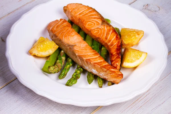 Gebraden zalm met asperges en citroen — Stockfoto