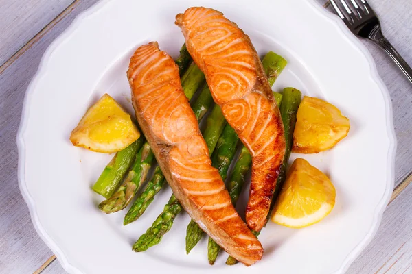 Broiled Salmon with Asparagus and Lemon — Stock Photo, Image