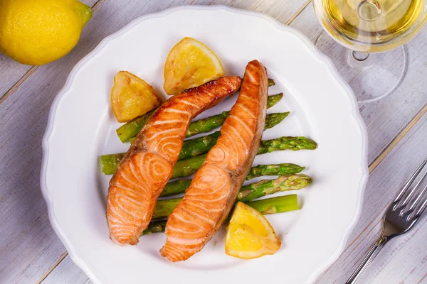 Broiled Salmon with Asparagus and Lemon — Stock Photo, Image