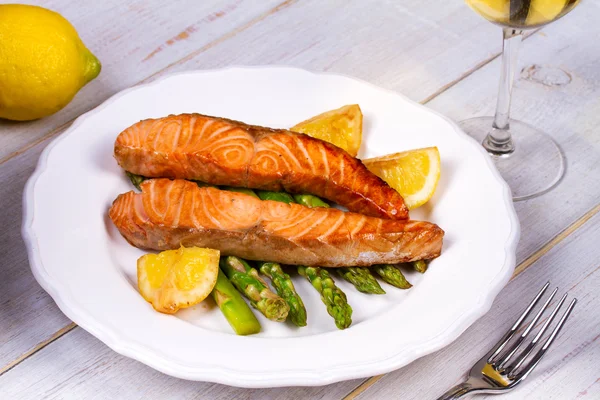 Gegrillter Lachs mit Spargel und Zitrone — Stockfoto