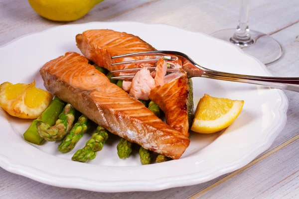 Salmon rusak dengan Asparagus dan Lemon — Stok Foto