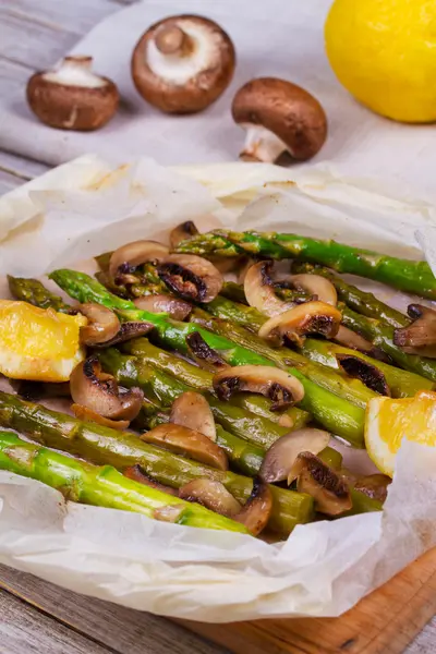 Asparagus, Mushrooms and Lemon in Parchment — Stock Photo, Image