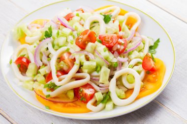 Mürekkep balığı, domates, soğan, yeşillik salatası.