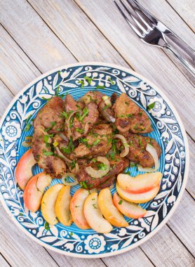 Elma ve soğan ile sotelenmiş tavuk karaciğer