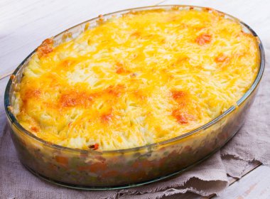 Patates, peynir, et, havuç, soğan ve yeşil bezelye güveç
