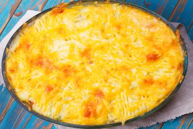 Patates, peynir, et, havuç, soğan ve yeşil bezelye güveç
