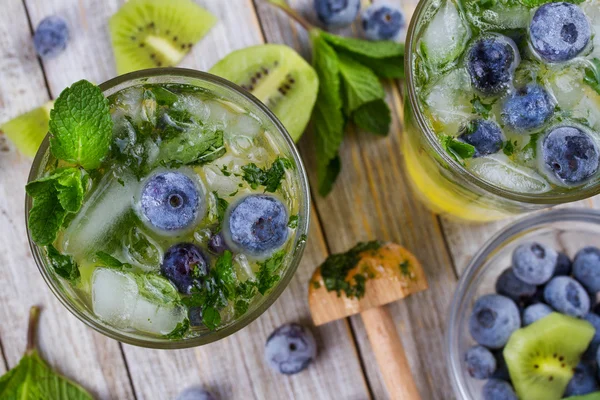 Kiwi and blueberry mojito — Stock Photo, Image