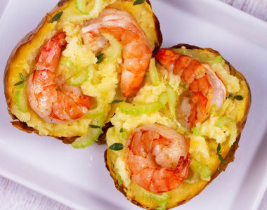 Karides, kereviz, peynir ve kekik ile doldurulmuş patates