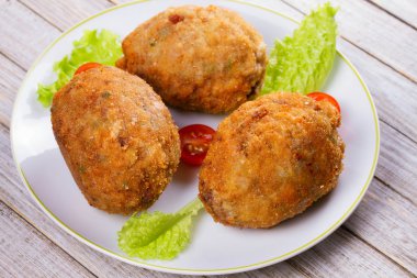 Viski yumurta domates kiraz ve beyaz tabakta salata ile servis