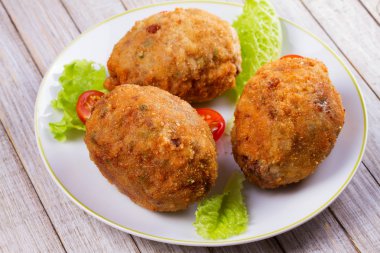 Viski yumurta domates kiraz ve beyaz tabakta salata ile servis