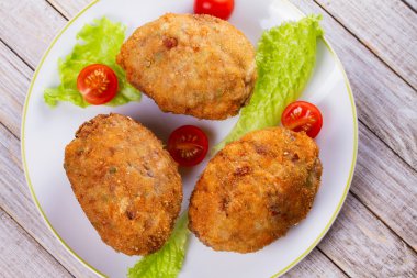 Viski yumurta domates kiraz ve beyaz tabakta salata ile servis