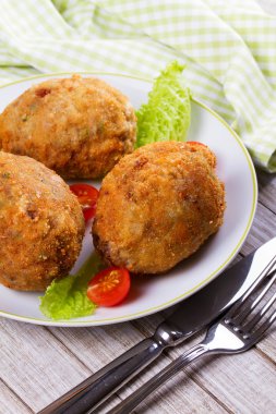 Viski yumurta domates kiraz ve beyaz tabakta salata ile servis