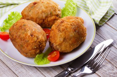 Viski yumurta domates kiraz ve beyaz tabakta salata ile servis