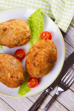 Viski yumurta domates kiraz ve beyaz tabakta salata ile servis