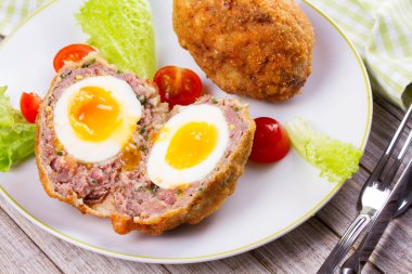 Viski yumurta domates kiraz ve beyaz tabakta salata ile servis