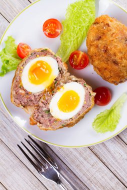 Viski yumurta domates kiraz ve beyaz tabakta salata ile servis