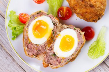 Viski yumurta domates kiraz ve beyaz tabakta salata ile servis