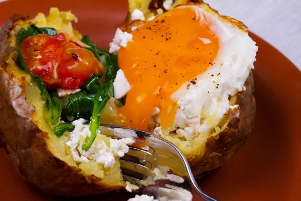 Töltött burgonya, tojás, sajt, spenót, paradicsommal — Stock Fotó