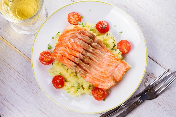 Zalm, tomaat en gebroken aardappel met lente-ui en koriander — Stockfoto