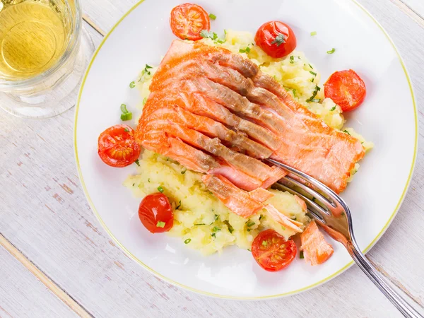 Saumon, tomates et pommes de terre écrasées à l'oignon de printemps et à la coriandre — Photo