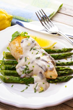 Kızarmış tavuk göğsü üzerinde kuşkonmaz tarhun ve mantar sos ile