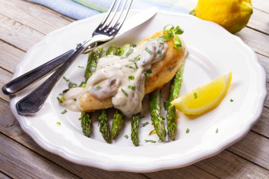 Kızarmış tavuk göğsü üzerinde kuşkonmaz tarhun ve mantar sos ile