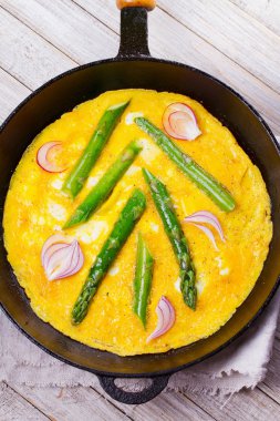 Omlet kuşkonmaz ve kırmızı soğan ile