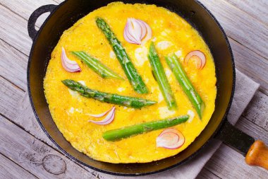 Omlet kuşkonmaz ve kırmızı soğan ile