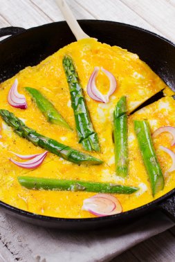 Omlet kuşkonmaz ve kırmızı soğan ile