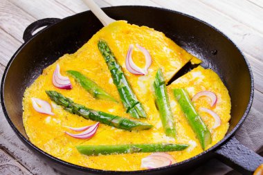 Omlet kuşkonmaz ve kırmızı soğan ile