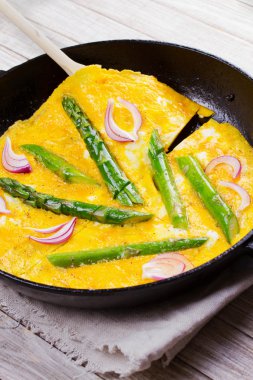 Omlet kuşkonmaz ve kırmızı soğan ile