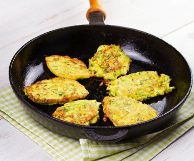 Kabak krep beyaz plaka ekşi krema ile