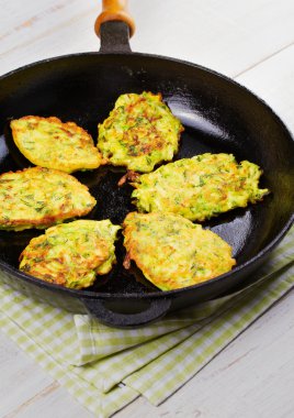 Kabak krep beyaz plaka ekşi krema ile