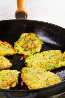 Kabak krep beyaz plaka ekşi krema ile