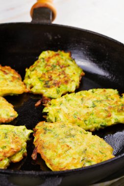 Kabak krep beyaz plaka ekşi krema ile